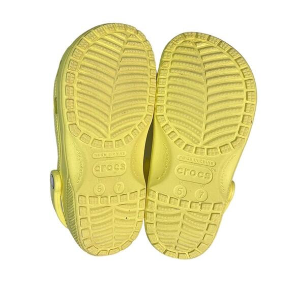 Crocs Unisex Classic Yellow Clogs with 6 Fun Jibbitz/Charms - Size US M 5/W 7 - Picture 7 of 12